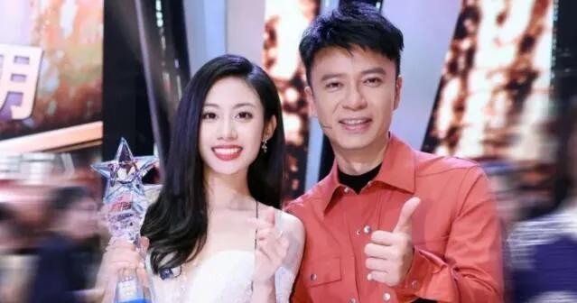 芙蓉姐姐近照(网红鼻祖芙蓉姐姐最近的照片）