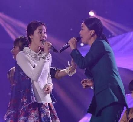 芙蓉姐姐近照(网红鼻祖芙蓉姐姐最近的照片）