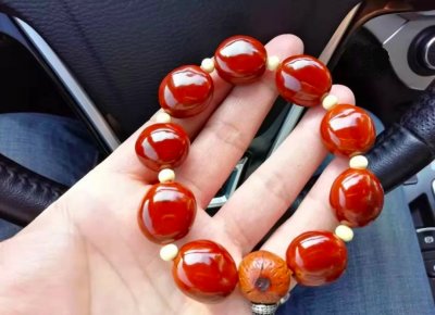 ​这种扁扁的手串，包浆美得有点过分了