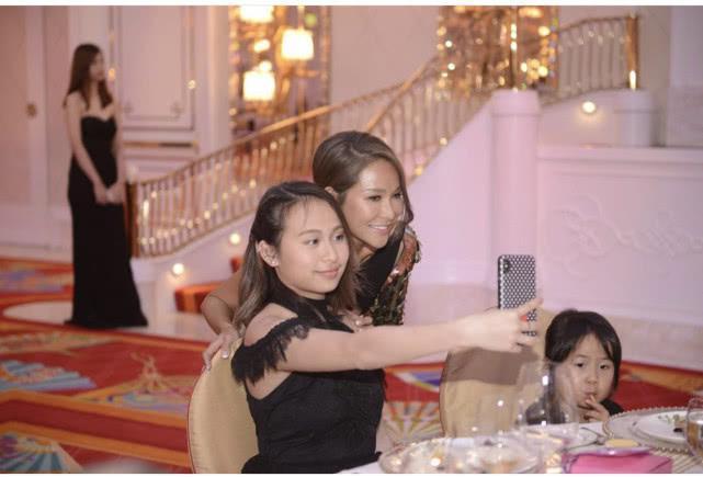 洗米嫂正宫地位稳固,她学甘比徐子淇做慈善,洗米华家人到场支持