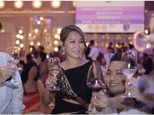 洗米嫂正宫地位稳固,她学甘比徐子淇做慈善,洗米华家人到场支持