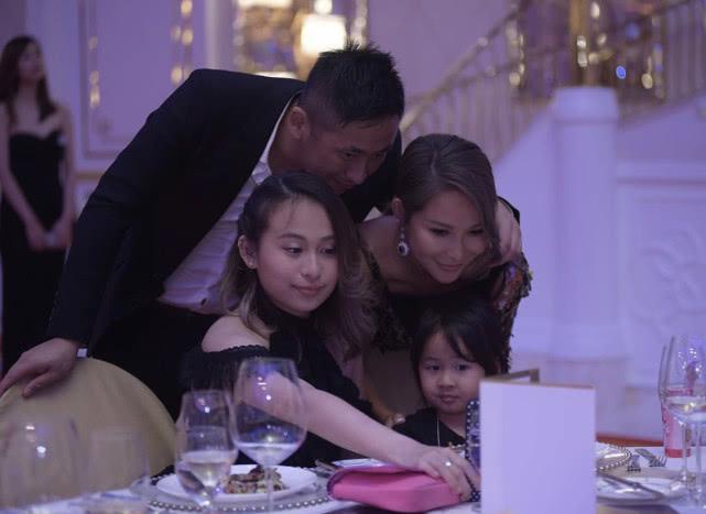 洗米嫂正宫地位稳固,她学甘比徐子淇做慈善,洗米华家人到场支持