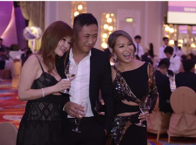 洗米嫂正宫地位稳固,她学甘比徐子淇做慈善,洗米华家人到场支持