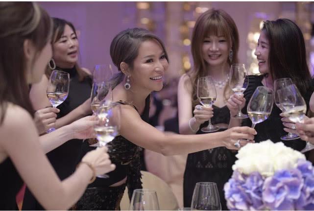 洗米嫂正宫地位稳固,她学甘比徐子淇做慈善,洗米华家人到场支持