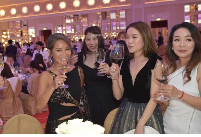 洗米嫂正宫地位稳固,她学甘比徐子淇做慈善,洗米华家人到场支持