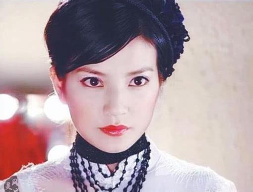 黄有龙为什么和她离婚了？看了赵薇，大家就有了答案