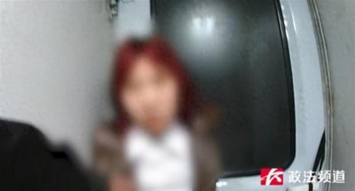 ​闹大了！女子买站票却赖在卧铺车厢，不补票还袭警，结局大快人心