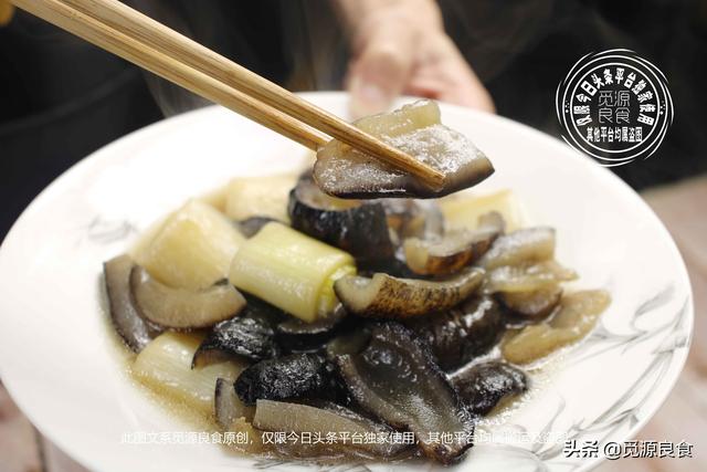 家常葱烧海参做法窍门（葱烧海参要不要焯水后红烧）(3)
