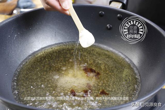 家常葱烧海参做法窍门（葱烧海参要不要焯水后红烧）(9)