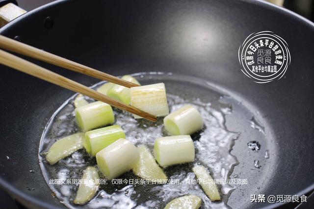 家常葱烧海参做法窍门（葱烧海参要不要焯水后红烧）(6)