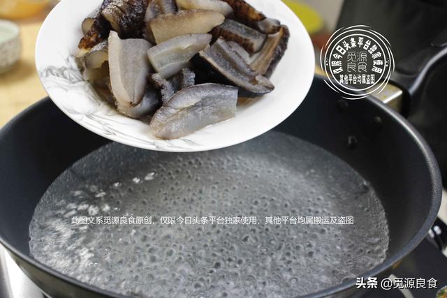家常葱烧海参做法窍门（葱烧海参要不要焯水后红烧）(5)