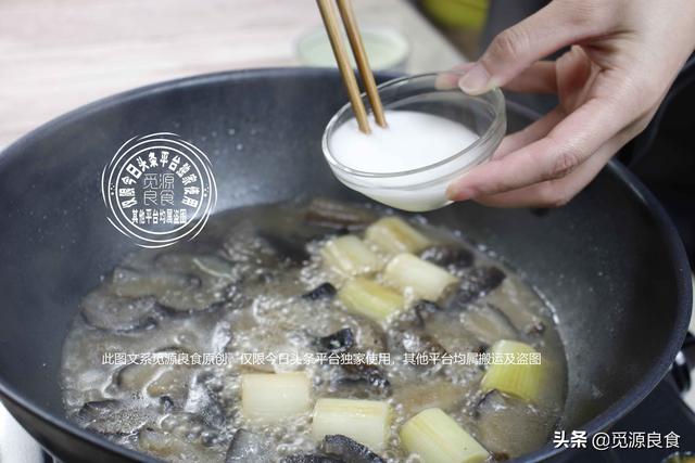 家常葱烧海参做法窍门（葱烧海参要不要焯水后红烧）(13)