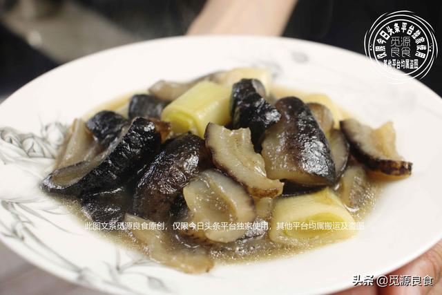 家常葱烧海参做法窍门（葱烧海参要不要焯水后红烧）(1)