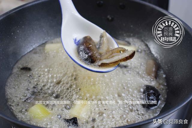 家常葱烧海参做法窍门（葱烧海参要不要焯水后红烧）(12)