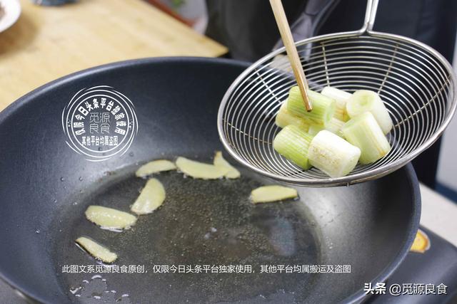 家常葱烧海参做法窍门（葱烧海参要不要焯水后红烧）(7)