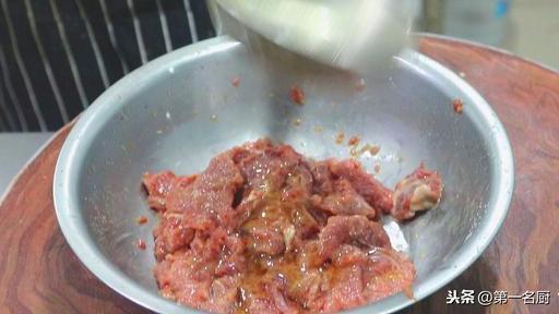 教你怎么做青椒炒牛肉（大厨教你做青椒炒牛肉好吃下饭的诀窍）(14)