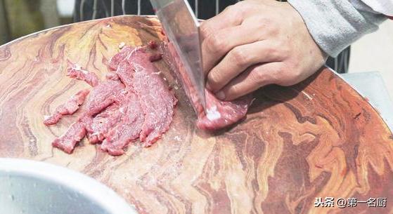 教你怎么做青椒炒牛肉（大厨教你做青椒炒牛肉好吃下饭的诀窍）(2)