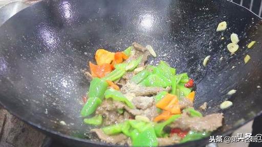 教你怎么做青椒炒牛肉（大厨教你做青椒炒牛肉好吃下饭的诀窍）(19)