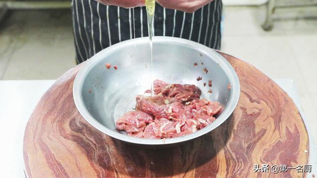 教你怎么做青椒炒牛肉（大厨教你做青椒炒牛肉好吃下饭的诀窍）(11)