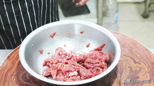 教你怎么做青椒炒牛肉（大厨教你做青椒炒牛肉好吃下饭的诀窍）(6)