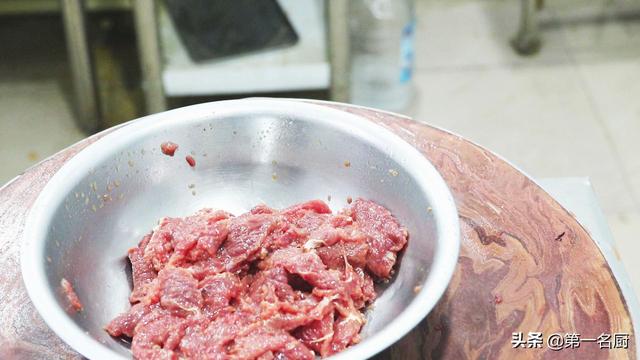 教你怎么做青椒炒牛肉（大厨教你做青椒炒牛肉好吃下饭的诀窍）(8)