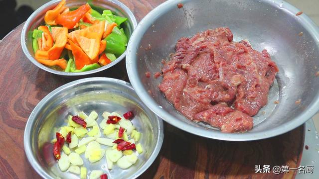 教你怎么做青椒炒牛肉（大厨教你做青椒炒牛肉好吃下饭的诀窍）(15)