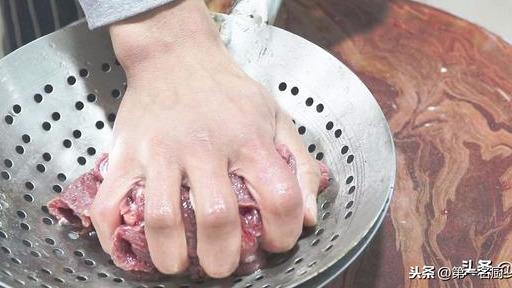 教你怎么做青椒炒牛肉（大厨教你做青椒炒牛肉好吃下饭的诀窍）(4)