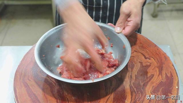 教你怎么做青椒炒牛肉（大厨教你做青椒炒牛肉好吃下饭的诀窍）(12)