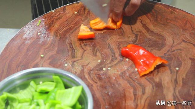 教你怎么做青椒炒牛肉（大厨教你做青椒炒牛肉好吃下饭的诀窍）(9)