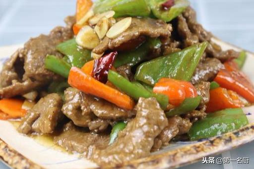 教你怎么做青椒炒牛肉（大厨教你做青椒炒牛肉好吃下饭的诀窍）(1)