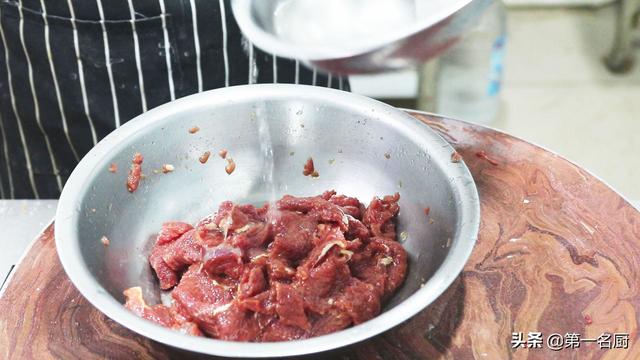 教你怎么做青椒炒牛肉（大厨教你做青椒炒牛肉好吃下饭的诀窍）(7)