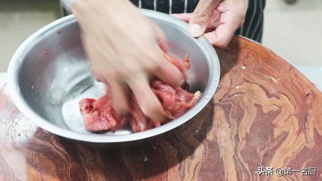 教你怎么做青椒炒牛肉（大厨教你做青椒炒牛肉好吃下饭的诀窍）(5)