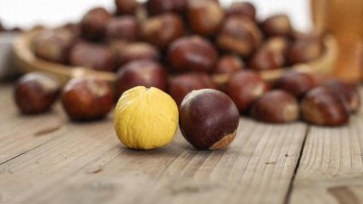 ​板栗直接水煮，难怪难剥皮，做好这2步，板栗皮自动脱落，不沾壳