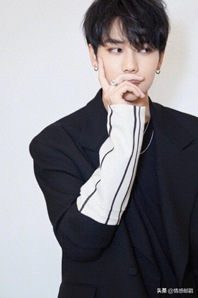 林彦俊街头黑衣酷帅风，衬衣深情款款男友风，刚柔并济的多变少年