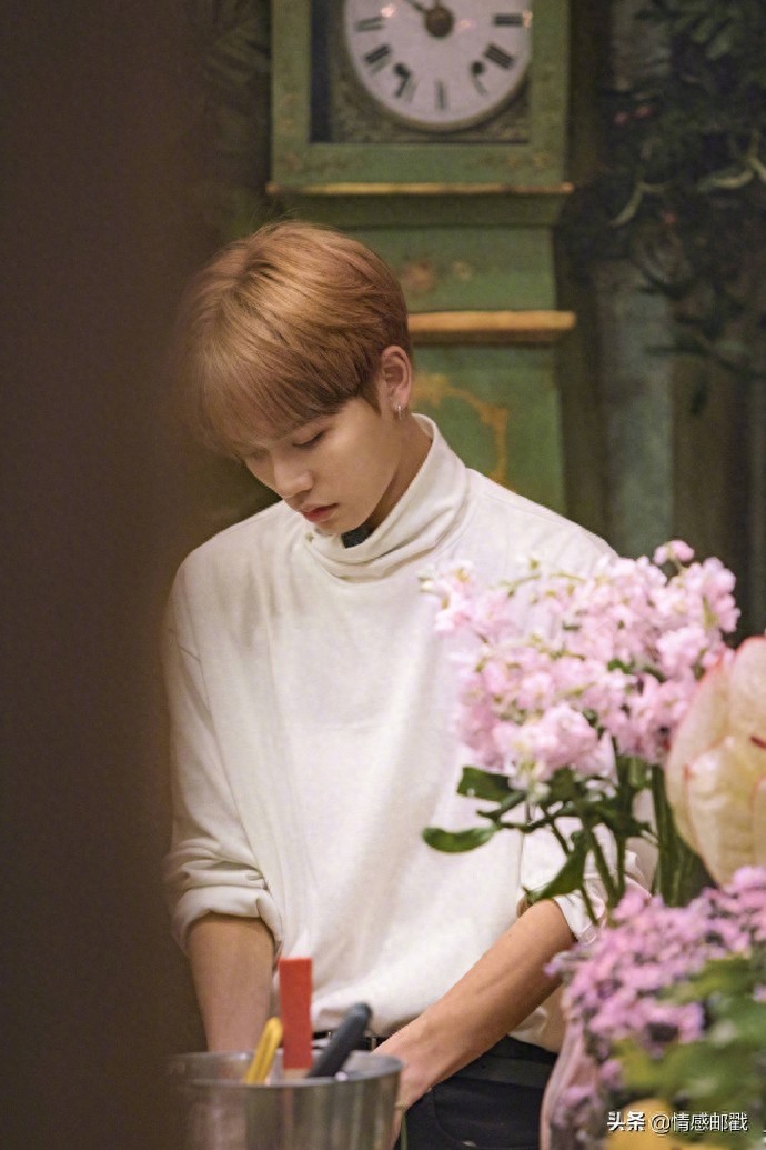 林彦俊街头黑衣酷帅风，衬衣深情款款男友风，刚柔并济的多变少年