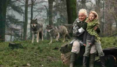 ​《孤女·狼·纳粹》：由同情到愤怒，引来的是众人的审视