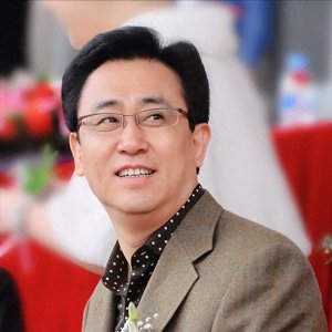 ​许家印两个儿子：一个低调隐忍，一个奢华高调，藏着怎样的秘密？