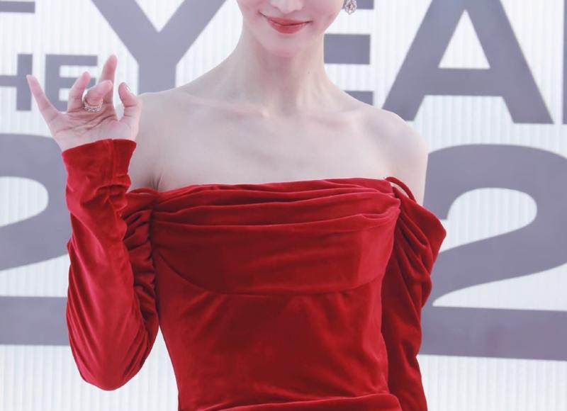 女大三抱金砖是什么意思 女大三抱金砖是什么意思