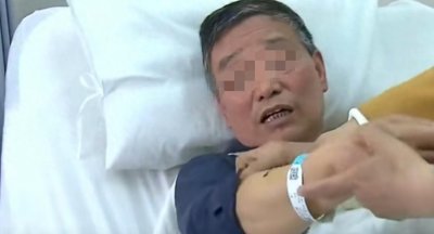 ​75岁大爷晚上睡觉，被儿媳压断肋骨，他要起诉，儿子：她没那么胖