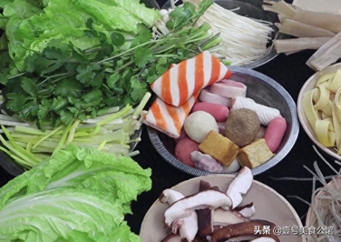 在家教你做好吃的麻辣烫，鲜辣味美，食材丰富，不错的家常美食