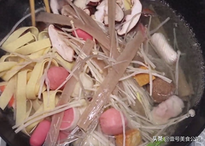 在家教你做好吃的麻辣烫，鲜辣味美，食材丰富，不错的家常美食