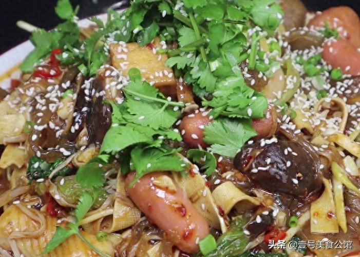 在家教你做好吃的麻辣烫，鲜辣味美，食材丰富，不错的家常美食