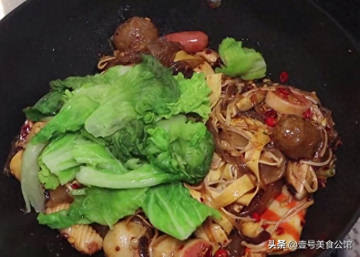 在家教你做好吃的麻辣烫，鲜辣味美，食材丰富，不错的家常美食