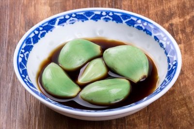 ​腌腊八蒜，不要直接加醋腌，3个小窍门掌握好，翠绿入味不烧心