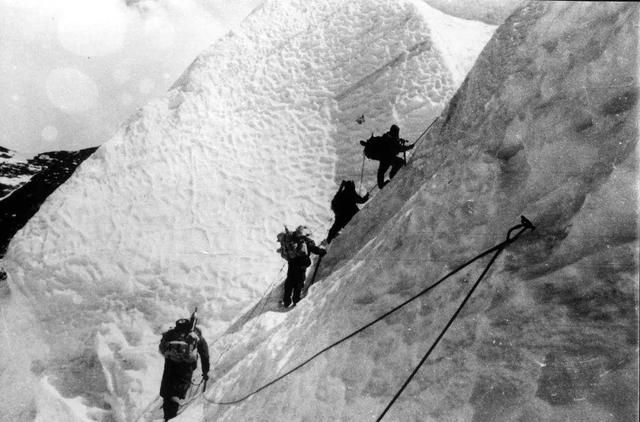 珠穆朗玛峰是哪个国家的，珠穆朗玛峰位于我国与哪个国家的交界处？图3