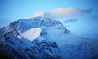 珠穆朗玛峰是哪个国家的,珠穆朗玛峰位于我国与哪个国家的交界处?