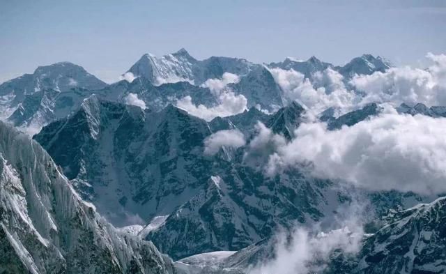 珠穆朗玛峰是哪个国家的，珠穆朗玛峰位于我国与哪个国家的交界处？图8