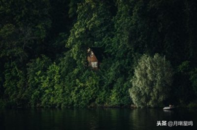 ​是谁拎着钓叟的鱼弦，问卧龙几两钱