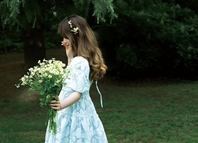 有钱不去两地，没钱不求两人