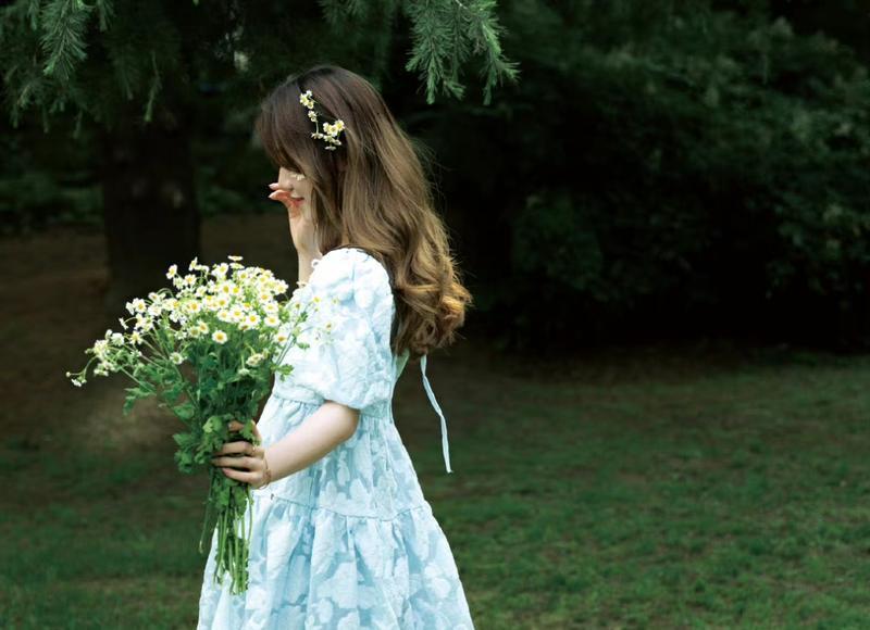  有钱不去两地，没钱不求两人